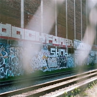 Pozadina grafita od 7 do 5 stopa ručno oslikana boja na zidu od crvene opeke željezničke pruge sunčeva svjetlost