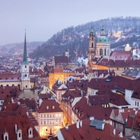 Prag-Crkva Svetog Nikole i krovovi male četvrti zimi tiskanje plakata