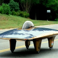 Solarni automobil na cesti tijekom utrke eksperimentalnih solarnih automobila iz povijesti DC-a