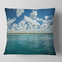 Dizajnirati bijeli pahuljasti oblaci preko mora - preveliki jastuk za bacanje plaže - 18x18