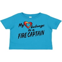 Smiješna majica moje srce pripada vatrogasnom kapetanu s crvenim srcem kao poklon za mlađeg dječaka ili djevojčicu