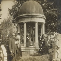 Theodore Roosevelt koji stoji u povijesti grobnica Andrew Jacksons