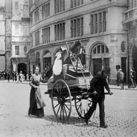 Berlin: Pomicanje, C1915. Na par koji kreće svoje stvari pomoću kolica u Berlinu u Njemačkoj. Fotografija, C1915.