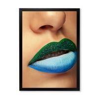 Dizajnerska umjetnost Izbliza ženskih usana s modnom šminkom i aparatićem uokvireni moderni umjetnički tisak