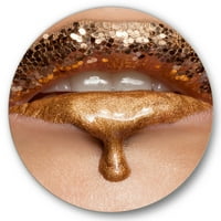 DesignArt 'izbliza ženskog šminkanja zlatnih tekućih usana' Moderni krug metal zida-disk od 23 godine